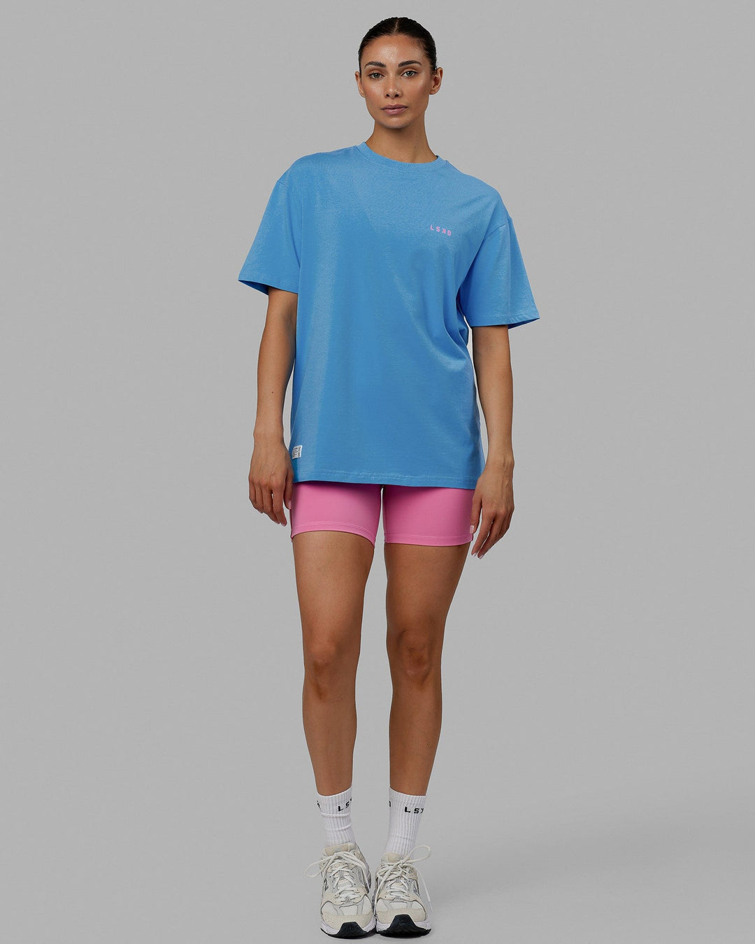 Woman wearing Unisex VS4 FLXCotton Tee Oversize - Azure Blue-Spark Pink