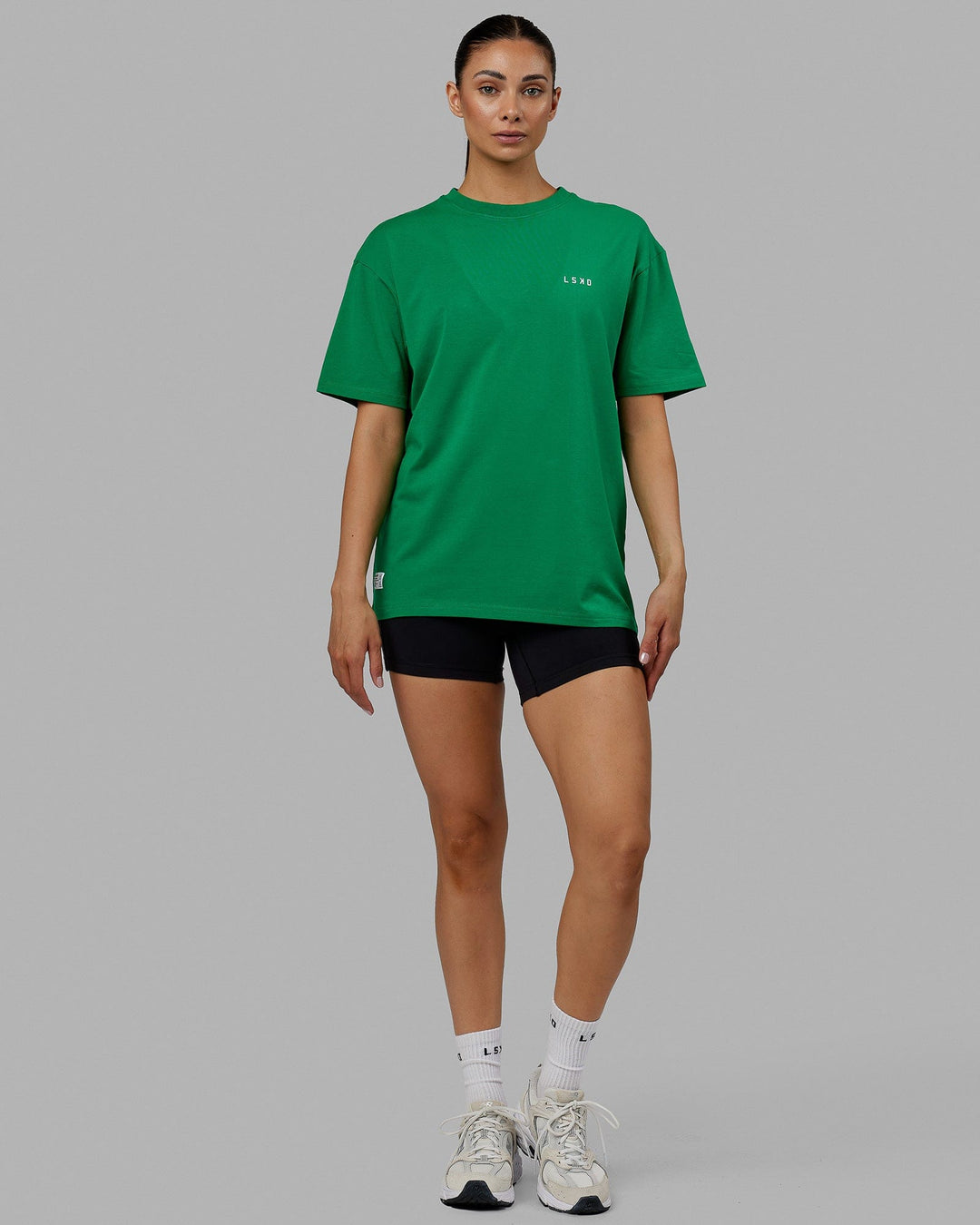 Woman wearing Unisex VS5 FLXCotton Tee Oversize - Green Tambourine-White