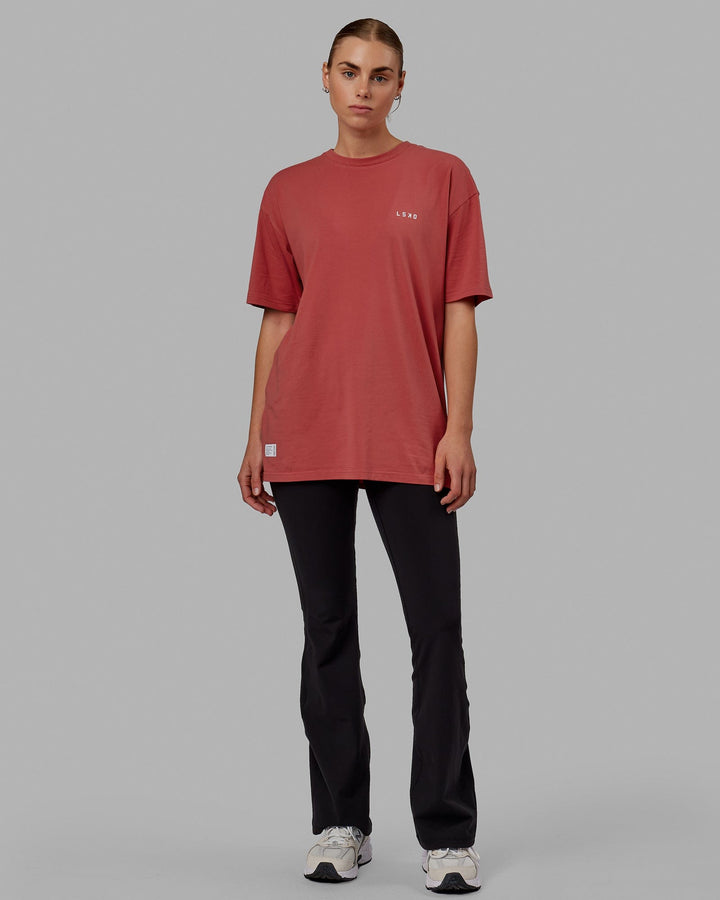 Woman wearing VS1 FLXCotton Tee Oversize - Mineral Red-White