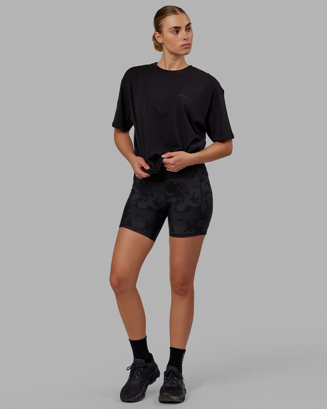 Woman wearing Unisex VS5 FLXCotton Tee Oversize - Black-Black