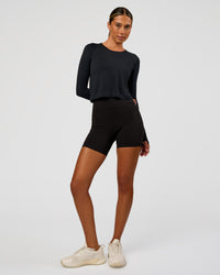 Woman wearing AeroFLX+ Seamless Long Sleeve Skimmer Tee - Black Marl | Model:Charli | Size:XS
