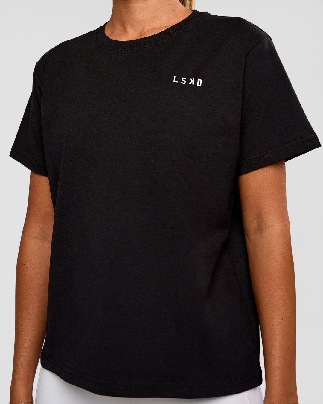 Woman wearing VS6 FLXCotton Regular Fit Tee - Black-White | Model:Charli | Size:XS