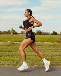 Woman wearing Pace Running Vest - Black-Reflective | Model:Vanessa | Size:XS/S