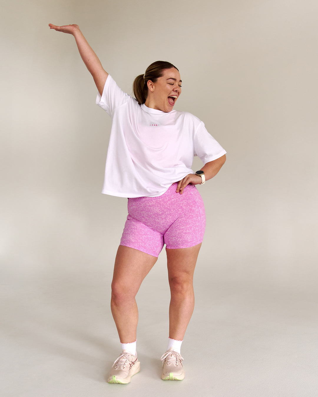 Campaign image of Fusion V-Contour Ultra High-Rise 6" Short Pockets - Energy Print Marshmallow - view 11