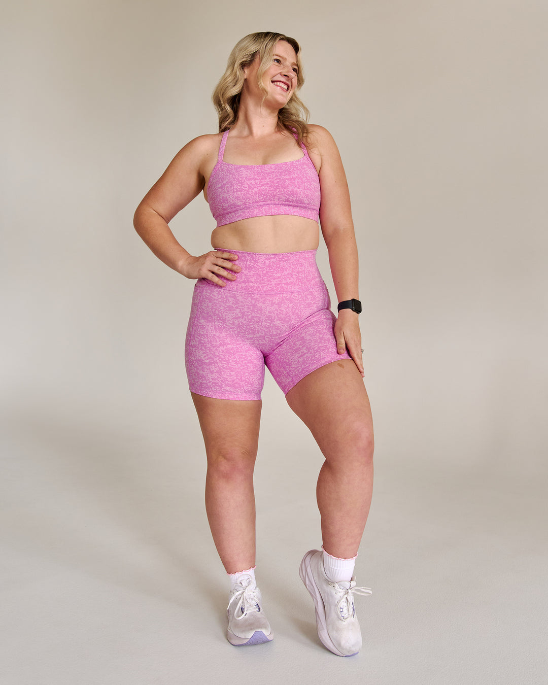 Campaign image of Momentum Sports Bra - Energy Print Marshmallow - view 5