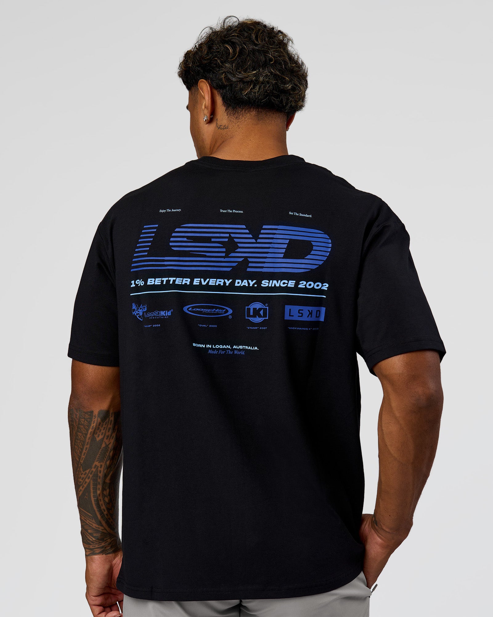 Man wearing Archive FLXCotton Oversized Tee - Black-Electric Indigo | Model:Xav | Size:L