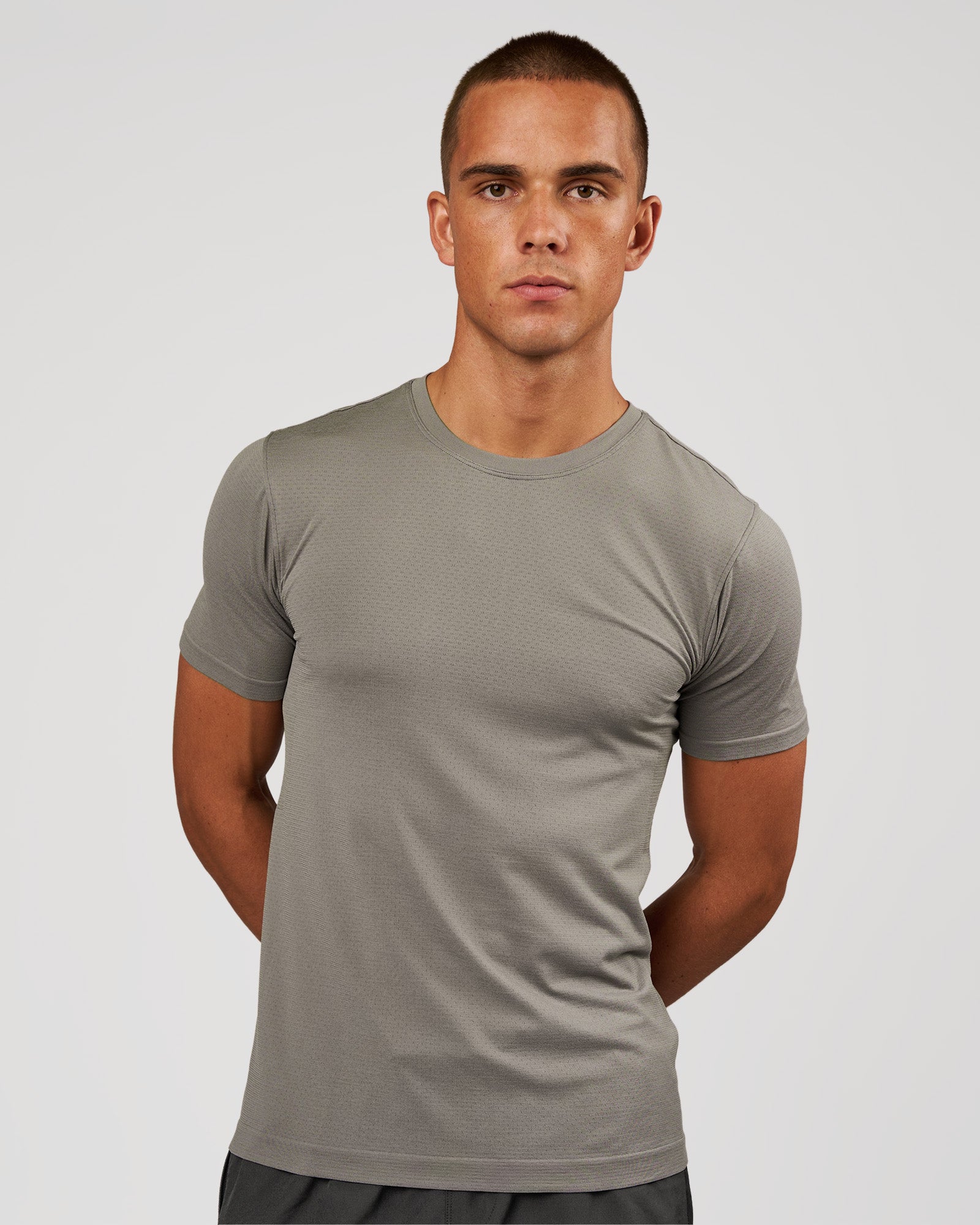 Man wearing AeroFLX+ Seamless Set In Tee - Storm Front/Storm Front | Model:Albert | Size:M