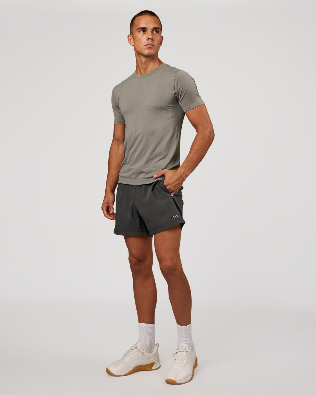 Man wearing AeroFLX+ Seamless Set In Tee - Storm Front/Storm Front | Model:Albert | Size:M - view 5