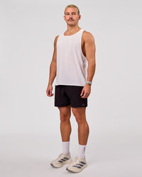 Man wearing Pace Running Tank 3.0  - White | Model:Jaiden | Size:M | Thumbnail Index: 3