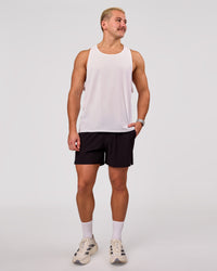 Man wearing Pace Running Tank 3.0  - White | Model:Jaiden | Size:M | Thumbnail Index: 4