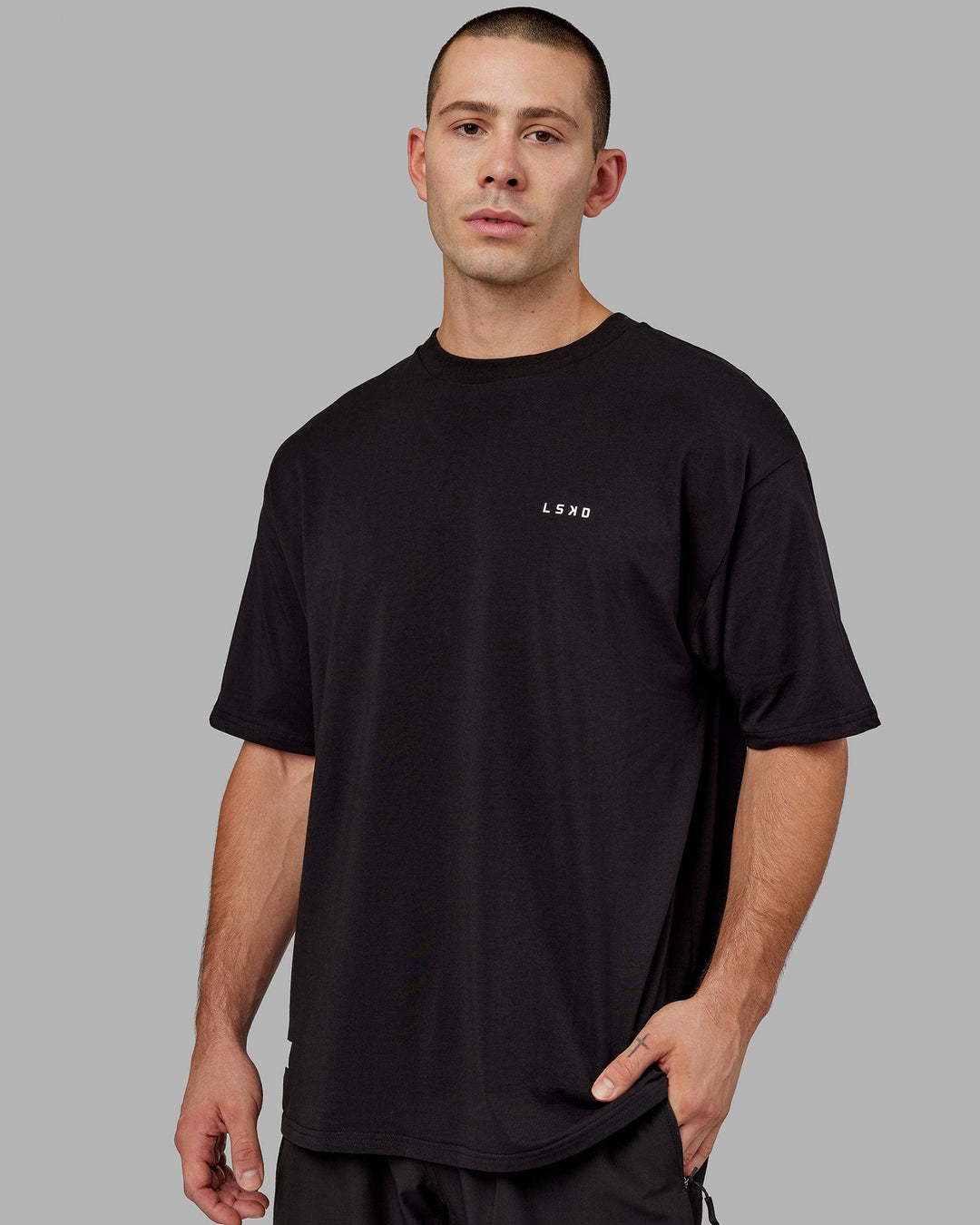 Man wearing Unisex VS6 FLXCotton Tee Oversize - Black-White