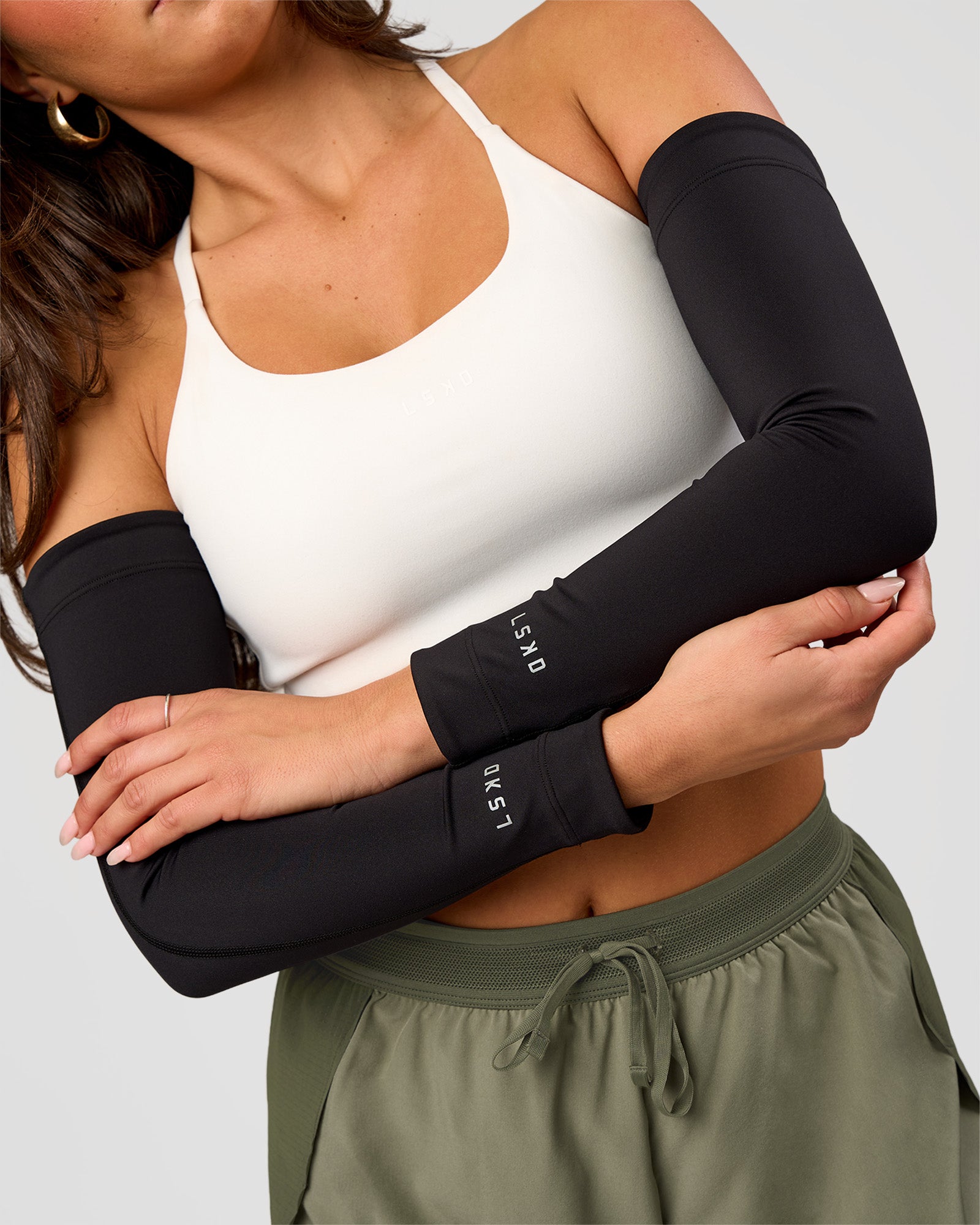 Woman wearing Pace Run Sleeves - Black