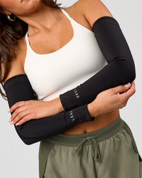 Woman wearing Pace Run Sleeves - Black | Thumbnail Index: 1