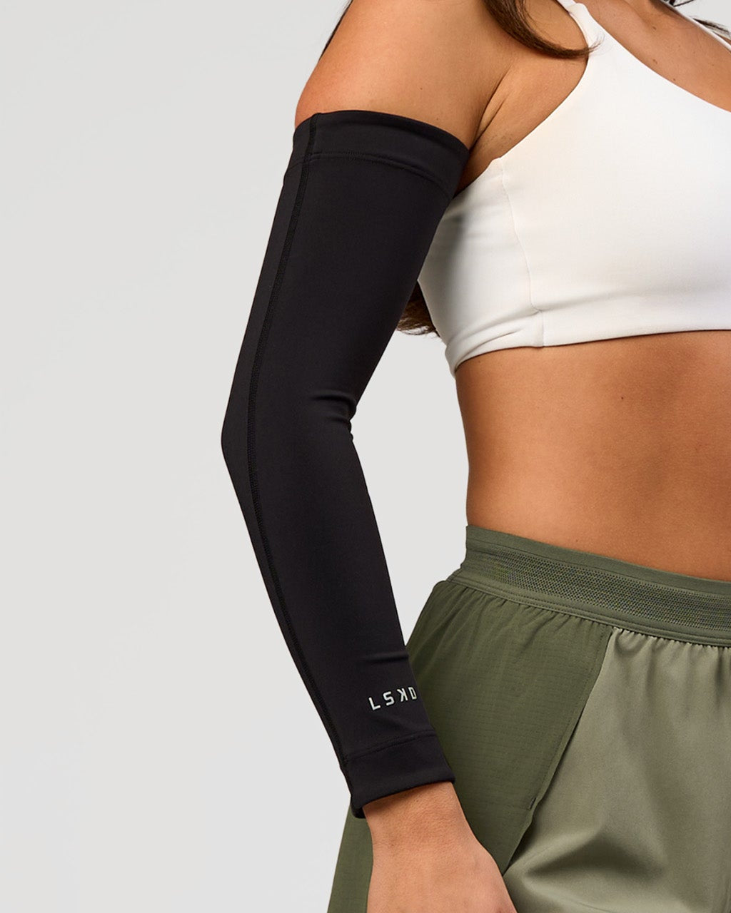 Woman wearing Pace Run Sleeves - Black - view 4