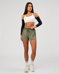 Woman wearing Pace Run Sleeves - Black | Thumbnail Index: 6