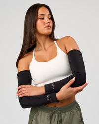 Woman wearing Pace Run Sleeves - Black | Thumbnail Index: 8