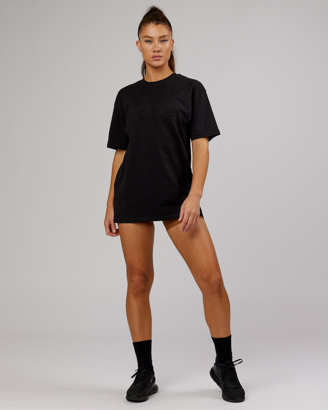 Woman wearing Unisex Stamped 2.0 Heavyweight Tee Oversize - Black