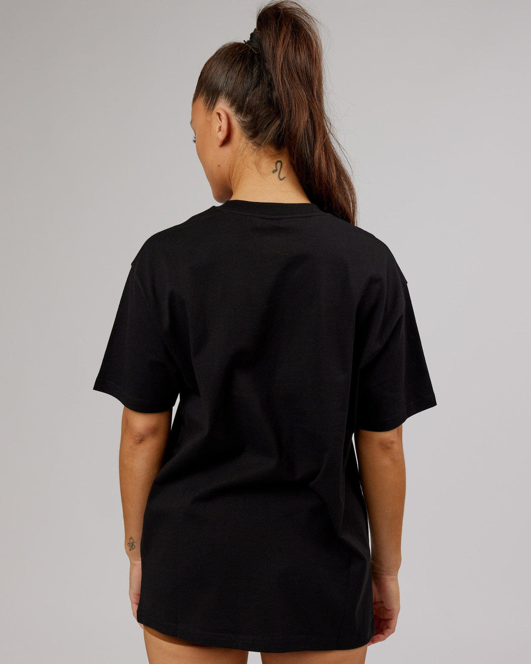 Woman wearing Unisex Stamped 2.0 Heavyweight Tee Oversize - Black