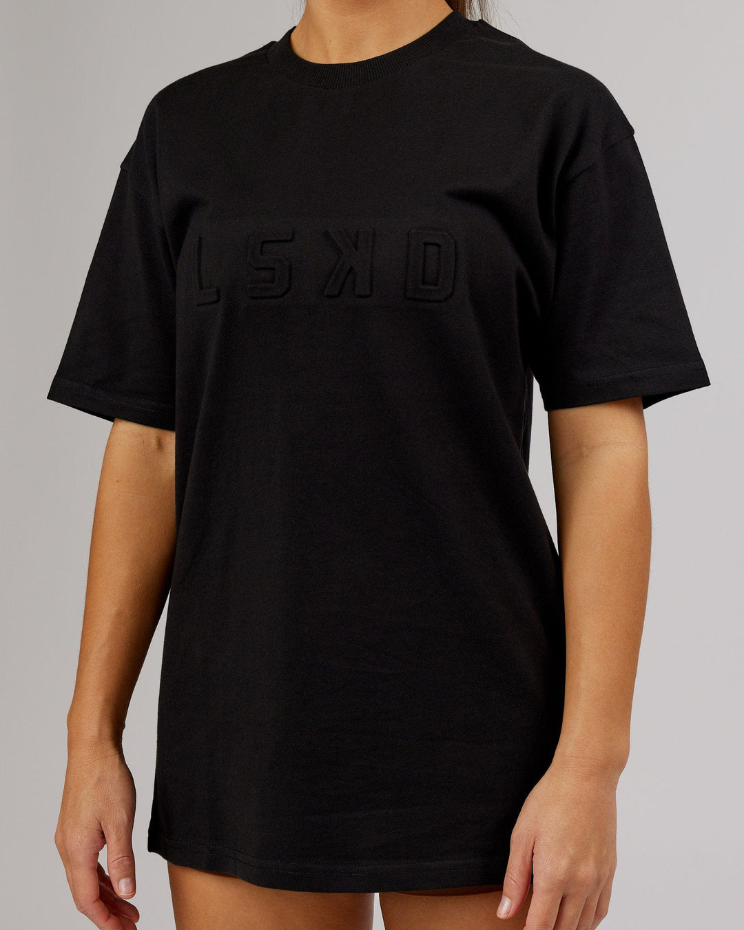 Woman wearing Unisex Stamped 2.0 Heavyweight Tee Oversize - Black