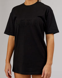 Woman wearing Unisex Stamped 2.0 Heavyweight Tee Oversize - Black