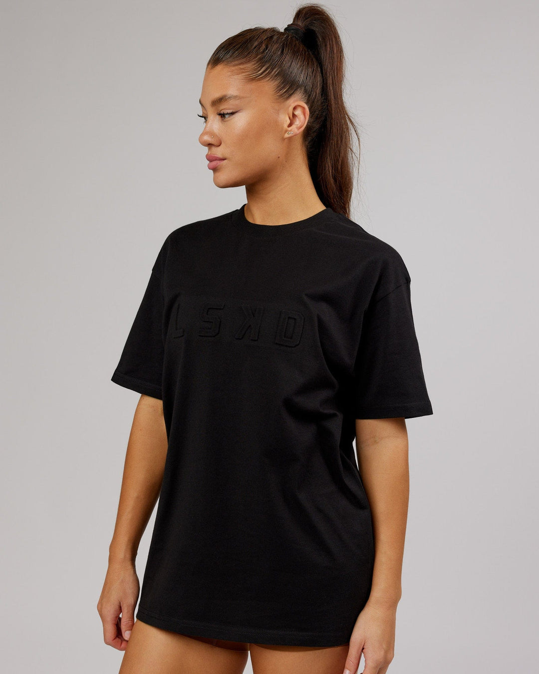 Woman wearing Unisex Stamped 2.0 Heavyweight Tee Oversize - Black