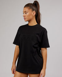 Woman wearing Unisex Stamped 2.0 Heavyweight Tee Oversize - Black
