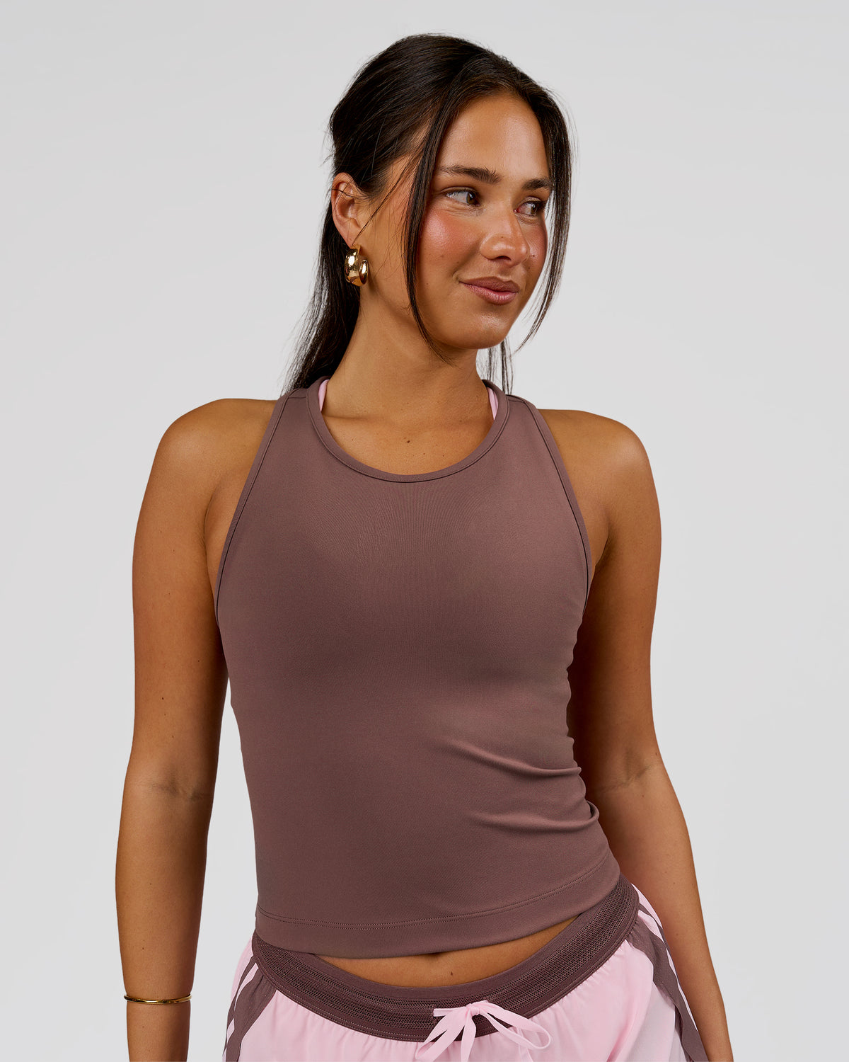 Woman wearing Flow Performance Tank 2.0 - Cocoa Powder | Model:Bianca | Size:S - view 2