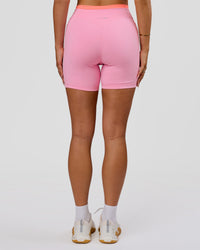 Woman wearing Fusion Contrast V-Waist High-Rise 6" Short Pockets - Pink Rose-Hyper Orange | Model:Bianca | Size:S | Thumbnail Index: 4
