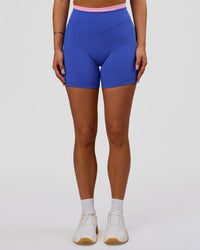 Woman wearing Fusion Contrast V-Waist High-Rise 6" Short Pockets - Power Cobalt-Pink Rose | Model:Bianca | Size:S | Thumbnail Index: 4