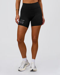 Woman wearing Fusion V-Contour High-Rise 6" Short Pockets - Black-Tech Department | Model:Bianca | Size:S | Thumbnail Index: 5
