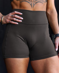 Woman wearing Fusion Ultra High-Rise 4" Short Pockets - Onyx | Model:Chelsea | Size:S | Thumbnail Index: 10