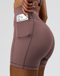 Woman wearing Fusion V-Contour Ultra High-Rise 4" Short Pockets - Cocoa Powder | Model:Jordan | Size:S | Thumbnail Index: 2