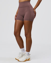 Woman wearing Fusion V-Contour Ultra High-Rise 4" Short Pockets - Cocoa Powder | Model:Jordan | Size:S | Thumbnail Index: 4