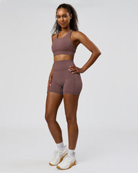 Woman wearing Fusion V-Contour Ultra High-Rise 4" Short Pockets - Cocoa Powder | Model:Jordan | Size:S | Thumbnail Index: 6