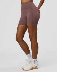 Woman wearing Fusion V-Contour Ultra High-Rise 6" Short Pockets - Cocoa Powder | Model:Jordan | Size:S | Thumbnail Index: 3