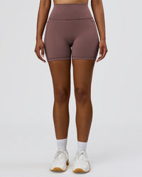Woman wearing Fusion V-Contour Ultra High-Rise 6" Short Pockets - Cocoa Powder | Model:Jordan | Size:S | Thumbnail Index: 5