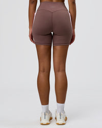 Woman wearing Fusion V-Contour Ultra High-Rise 6" Short Pockets - Cocoa Powder | Model:Jordan | Size:S | Thumbnail Index: 8