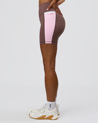 Woman wearing Fusion V-Contour Ultra High-Rise 6" Short Pockets - Cocoa Powder-Marshmallow-White | Model:Jordan | Size:S | Thumbnail Index: 3