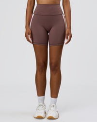 Woman wearing Fusion V-Contour Ultra High-Rise 6" Short Pockets - Cocoa Powder-Marshmallow-White | Model:Jordan | Size:S | Thumbnail Index: 5