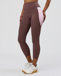 Woman wearing Fusion V-Contour Ultra High-Rise 7/8 Legging Pockets - Cocoa Powder-Marshmallow-White | Model:Jordan | Size:S | Thumbnail Index: 0