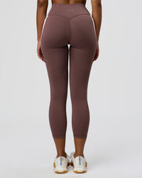 Woman wearing Fusion V-Contour Ultra High-Rise 7/8 Legging Pockets - Cocoa Powder-Marshmallow-White | Model:Jordan | Size:S | Thumbnail Index: 1