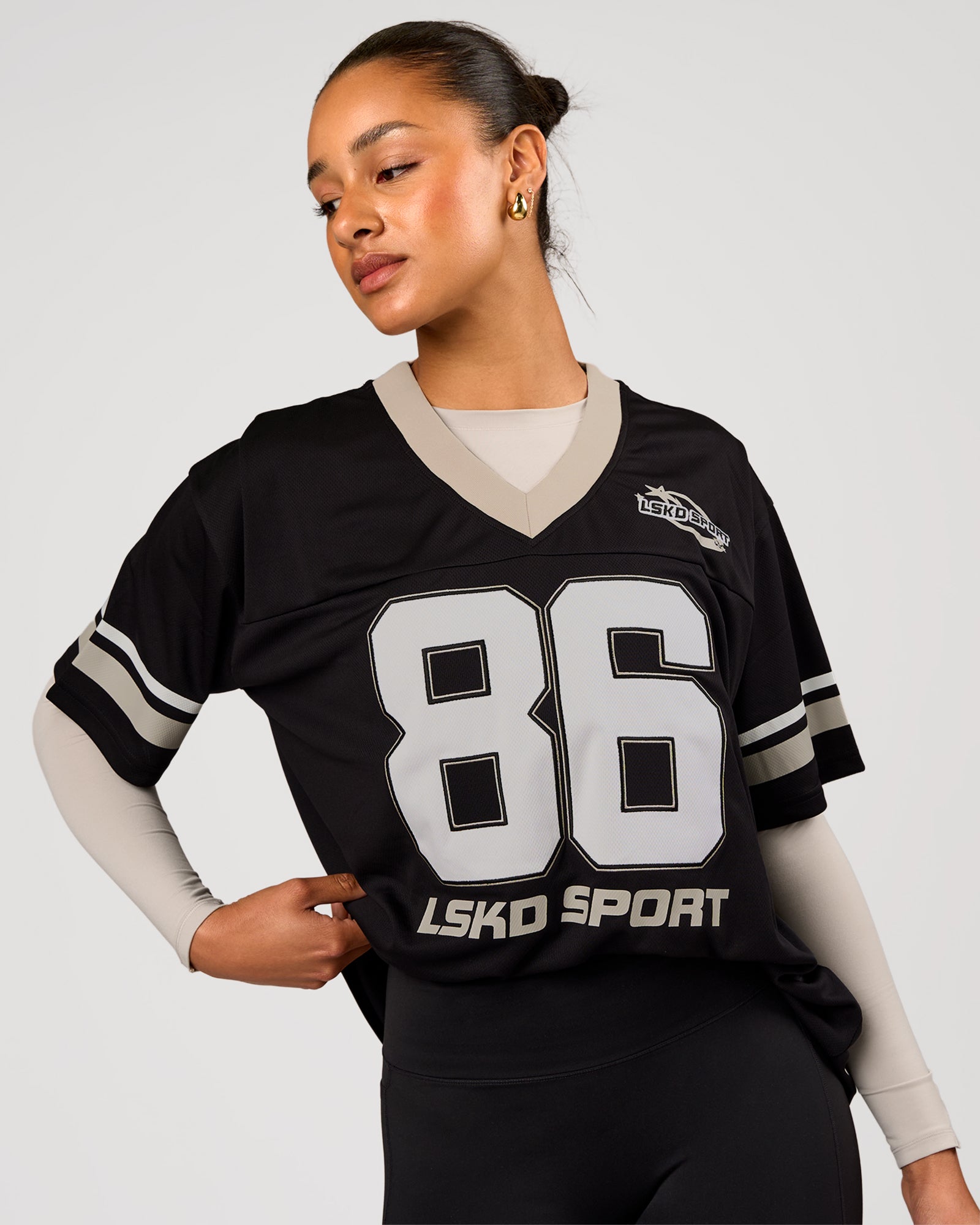 Woman wearing Playmaker V-Neck Jersey - Black-Shale Beige | Model:Rosie | Size:S
