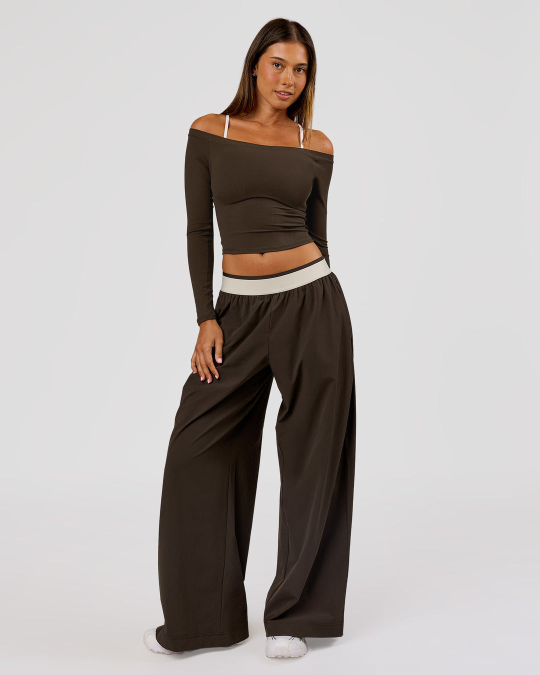 Woman wearing Stride Wide Leg Pant - Ground Coffee | Model:Charli | Size:XS - view 4