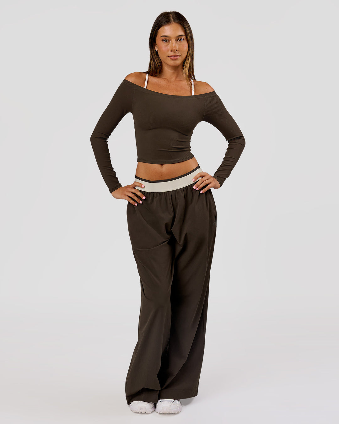 Woman wearing Stride Wide Leg Pant - Ground Coffee | Model:Charli | Size:XS - view 6