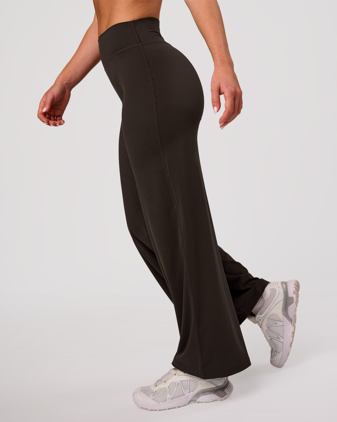 Woman wearing Elixir High-Rise Petite Pant - Ground Coffee | Model:Issy | Size:XS - view 3
