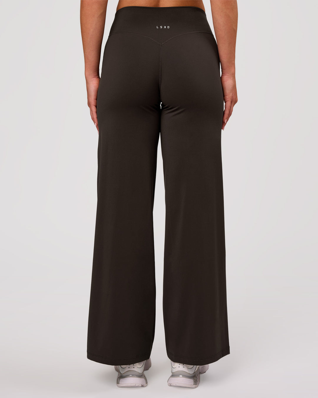 Woman wearing Elixir High-Rise Petite Pant - Ground Coffee | Model:Issy | Size:XS - view 4
