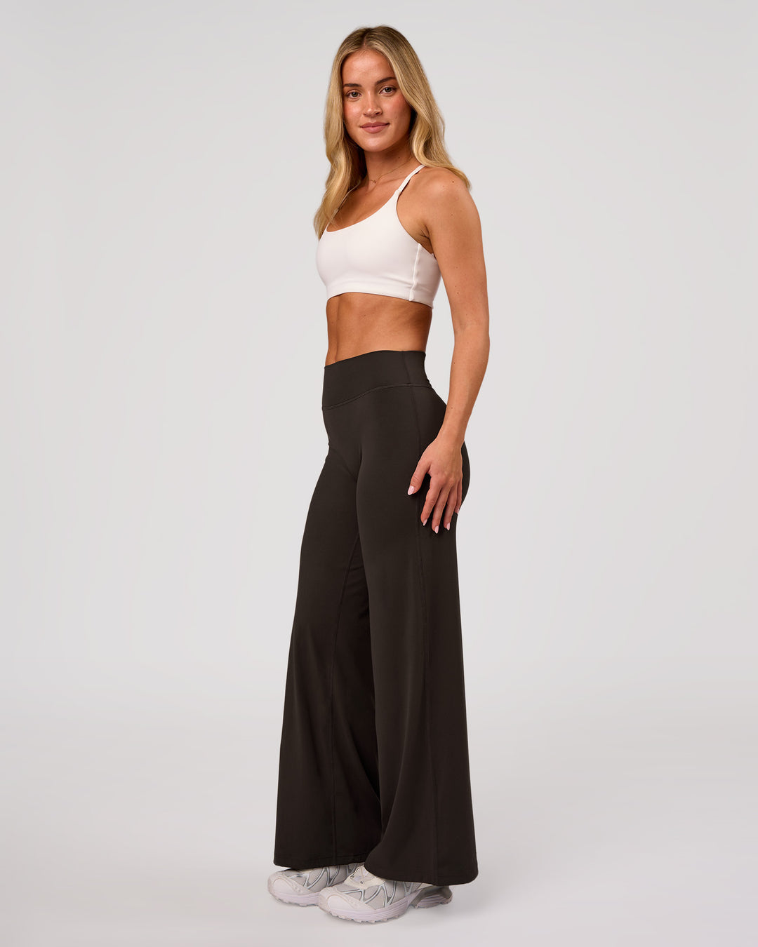 Woman wearing Elixir High-Rise Petite Pant - Ground Coffee | Model:Issy | Size:XS - view 7