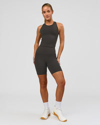 Woman wearing Flow Performance Tank 2.0 - Onyx | Model:Issy | Size:XS | Thumbnail Index: 4