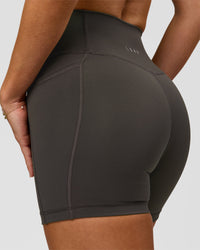 Woman wearing Fusion Ultra High-Rise 4" Short Pockets - Onyx | Model:Issy | Size:XS | Thumbnail Index: 3