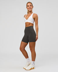 Woman wearing Fusion Ultra High-Rise 6" Short Pockets - Onyx | Model:Issy | Size:XS | Thumbnail Index: 2